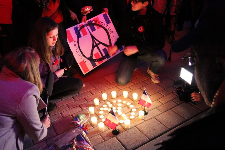 Solidarité: Dallas Pays Tribute To Paris (Photos)